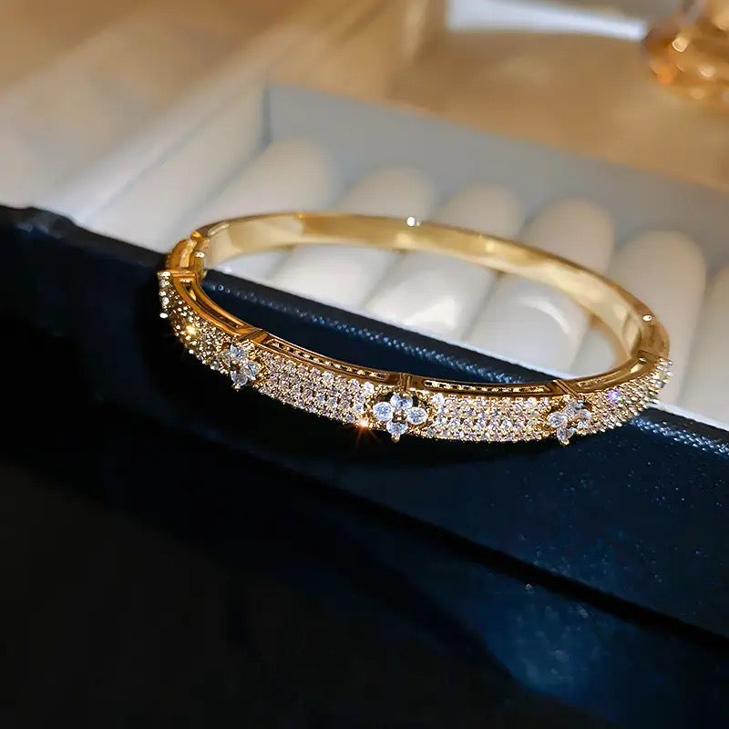 Gold simple rhinestone flower bracelet