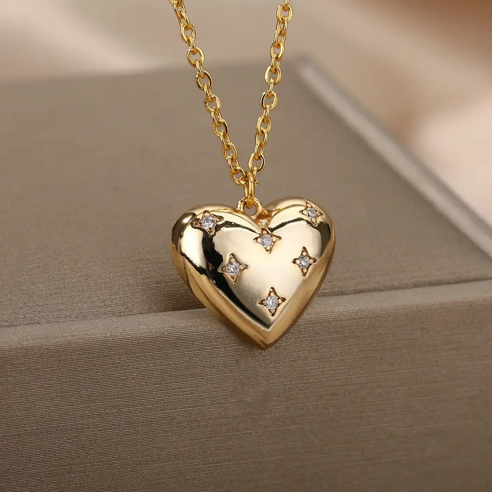 Gold heart pendant necklace